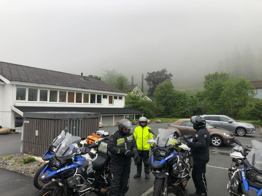 Abfahrt in Lysebotn bei extremem Nebel